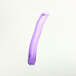 白い紙の中央に、かすれた紫で、上から下の方へ少し右から左に筆で一本の太めの線が引かれているだけの絵。