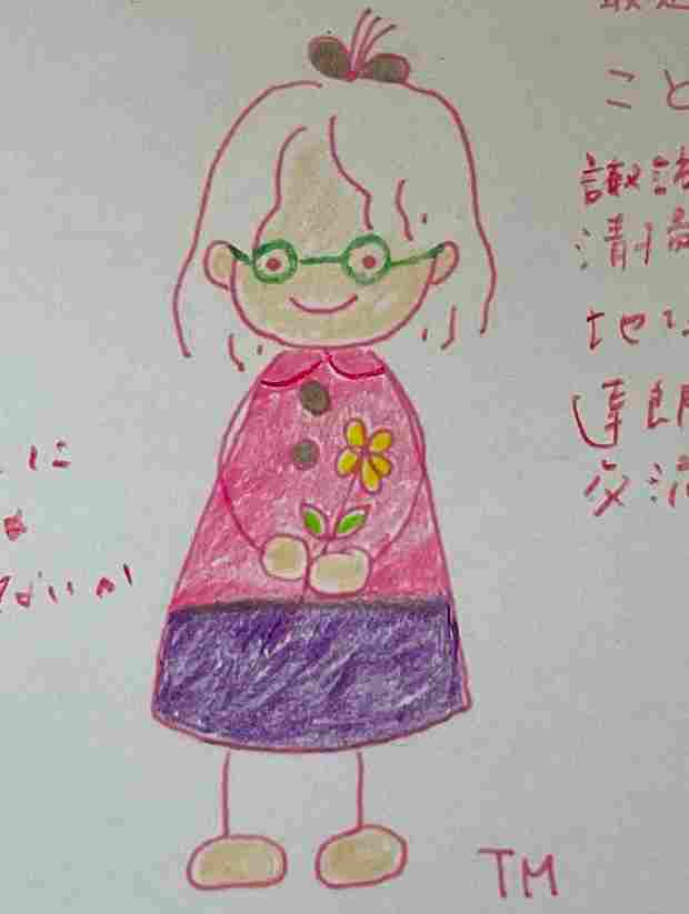 「こんにちは、わたし」という質問に答えて女の子の絵に塗り絵をする画像をもらったので、michinaさんに渡したところ、もともとセミロングの髪の女の子の全身のぬり絵を赤字で印刷した下絵に、緑のメガネを描き足し、シャツをピンクに、スカートを紫に塗った。両手に黄色い一輪の花を持っている。